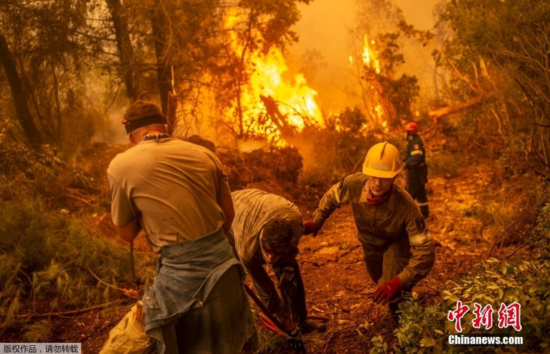 Incêndios florestais ficam fora de controle na segunda maior ilha grega