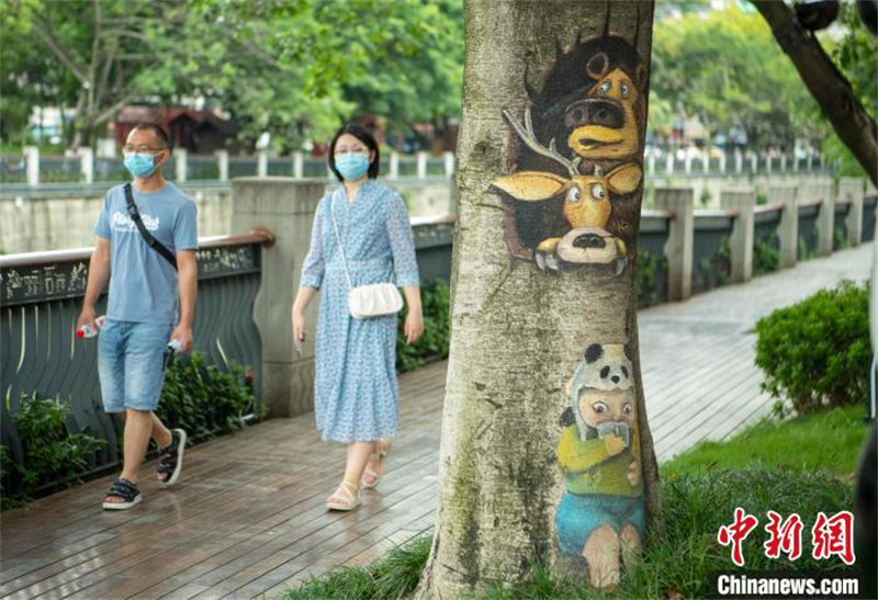 Chengdu: artistas pintam árvores ao longo da margem do rio Fuhe