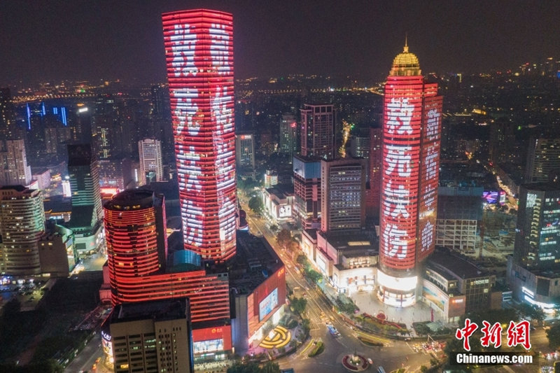 Nanjing ilumina edifícios em homenagem aos trabalhadores médicos   
