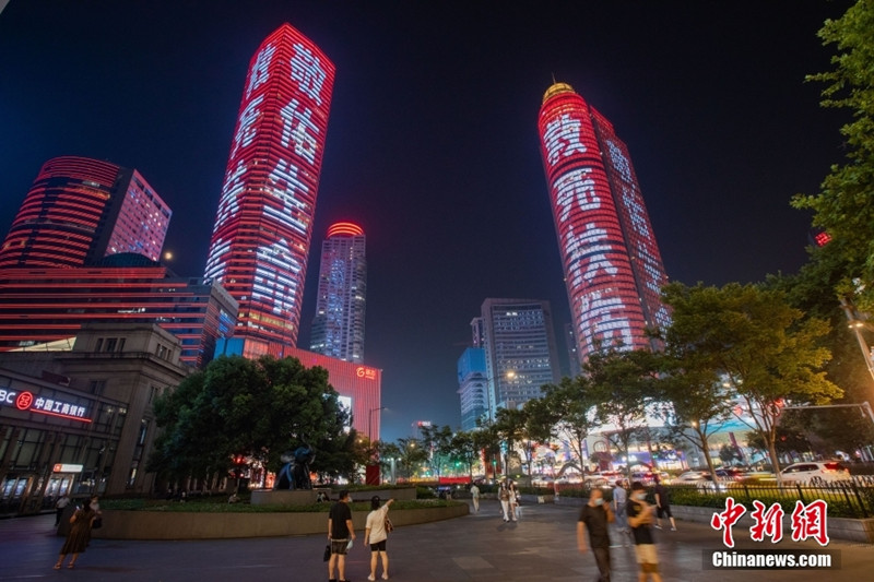 Nanjing ilumina edifícios em homenagem aos trabalhadores médicos   