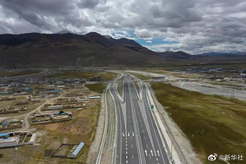 China: via expressa mais elevada do mundo é aberta ao tráfego no Tibete