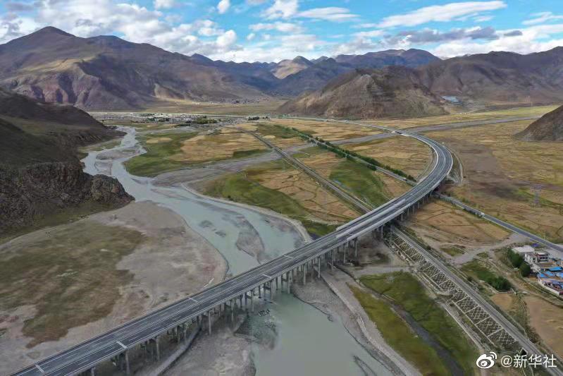 China: via expressa mais elevada do mundo é aberta ao tráfego no Tibete