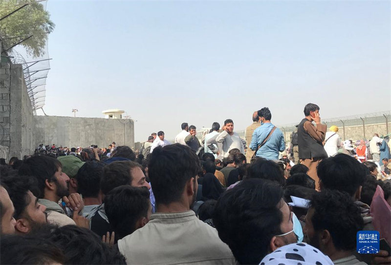 Afeganist?o: pessoas fora do aeroporto de Cabul?? 