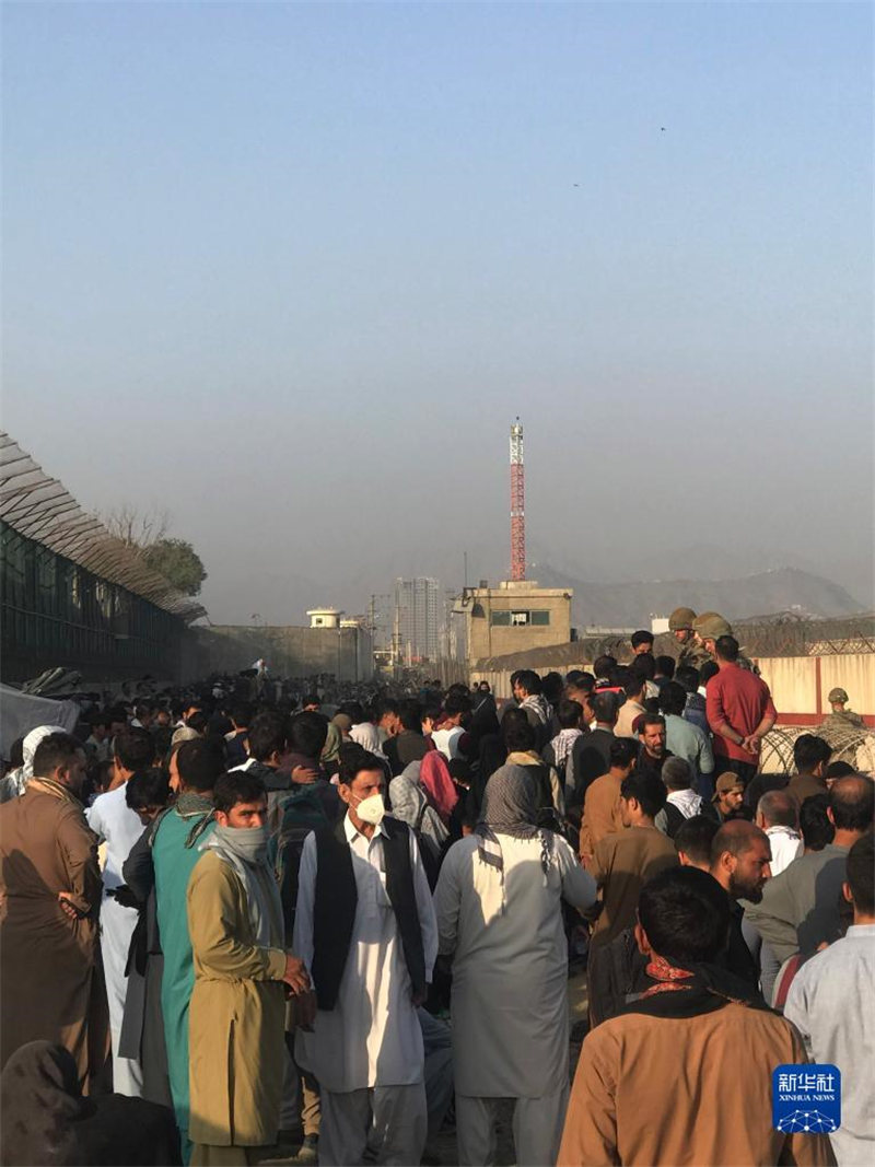 Afeganist?o: pessoas fora do aeroporto de Cabul?? 