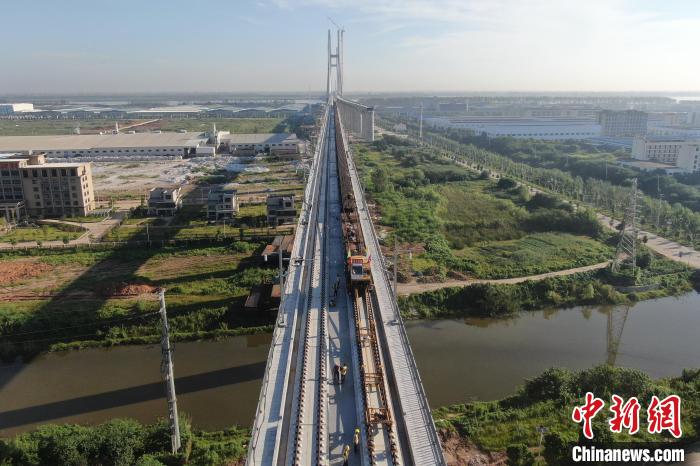 China: se??o Jiangxi da ferrovia de alta velocidade Anqing-Jiujiang come?a a colocar trilhos