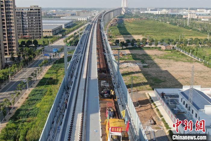 China: se??o Jiangxi da ferrovia de alta velocidade Anqing-Jiujiang come?a a colocar trilhos