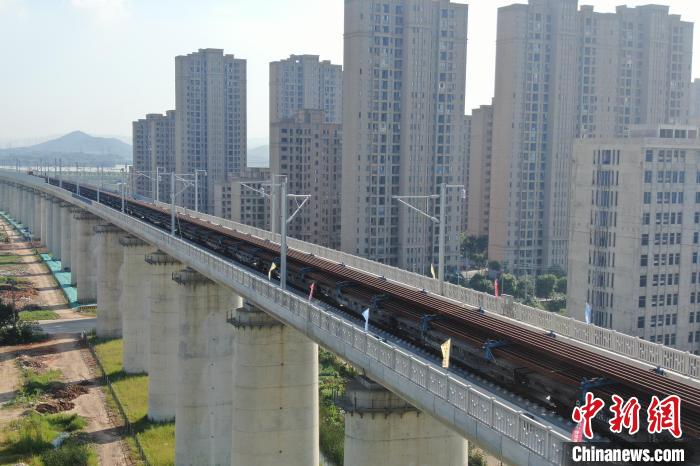 China: se??o Jiangxi da ferrovia de alta velocidade Anqing-Jiujiang come?a a colocar trilhos