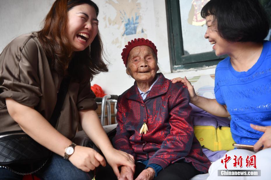 Chengdu: idosa comemora 121 anos com festa de aniversário   