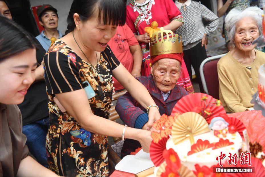 Chengdu: idosa comemora 121 anos com festa de aniversário   