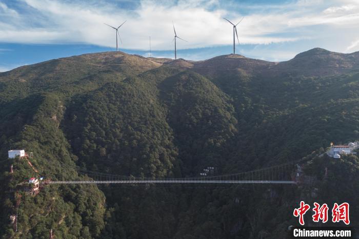 Ponte de vidro nas montanhas de Pingshan atrai vários turistas 