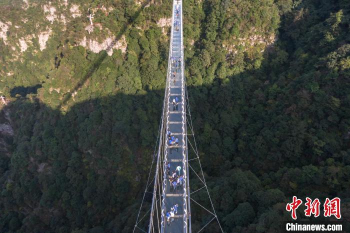 Ponte de vidro nas montanhas de Pingshan atrai vários turistas 