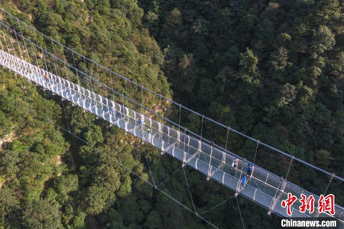 Ponte de vidro nas montanhas de Pingshan atrai vários turistas 