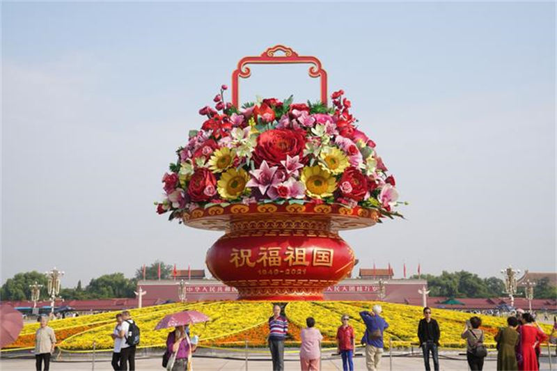 Canteiros de flores s?o instalados na Pra?a Tiananmen para celebrar o Dia Nacional