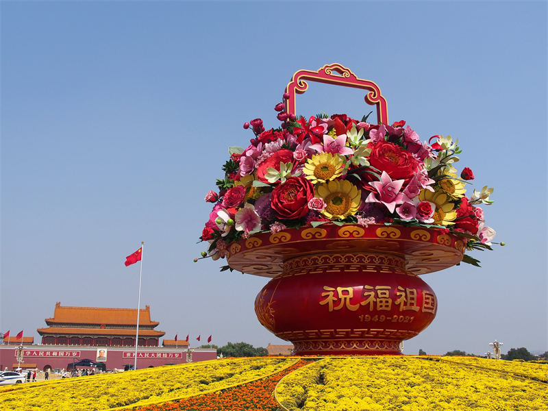 Canteiros de flores s?o instalados na Pra?a Tiananmen para celebrar o Dia Nacional