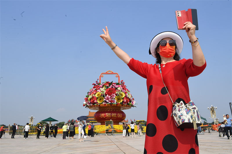 Canteiros de flores s?o instalados na Pra?a Tiananmen para celebrar o Dia Nacional