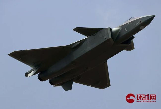 Ca?a J-20 equipado com motores chineses
