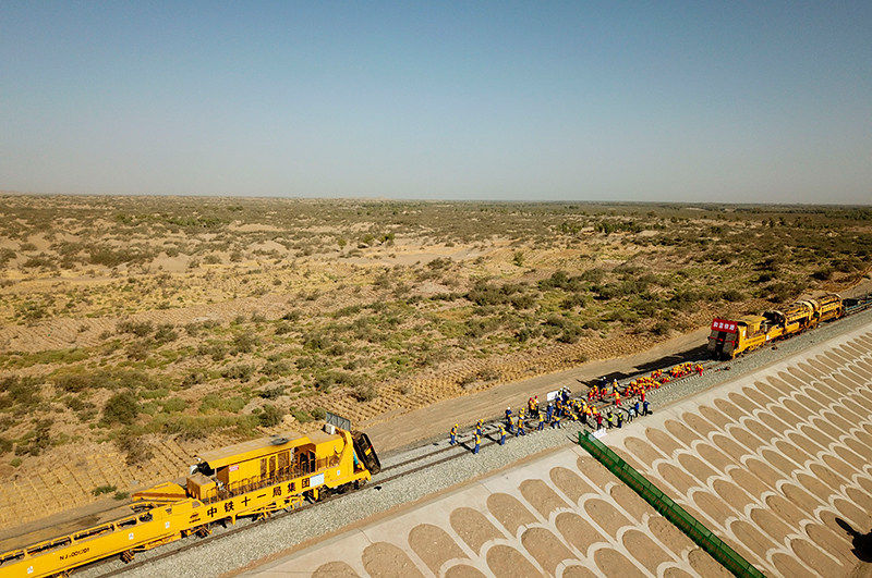 China: primeira ferrovia do mundo em torno do deserto é concluída