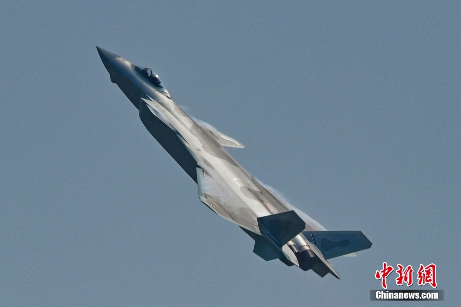 Ca?a J-20 equipado com motores chineses