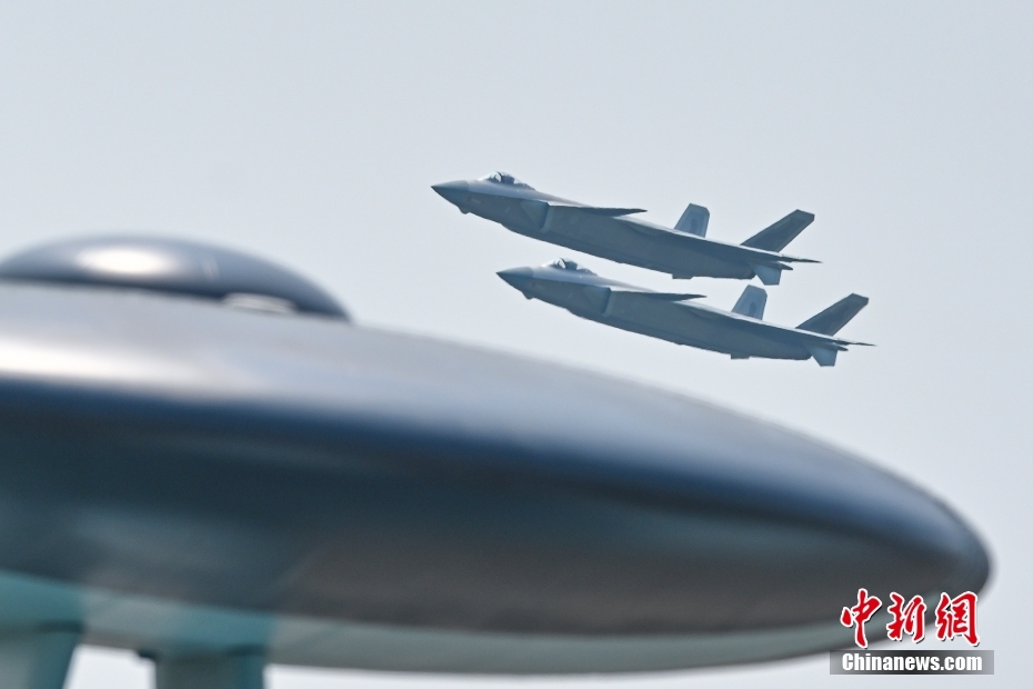 Ca?a J-20 equipado com motores chineses