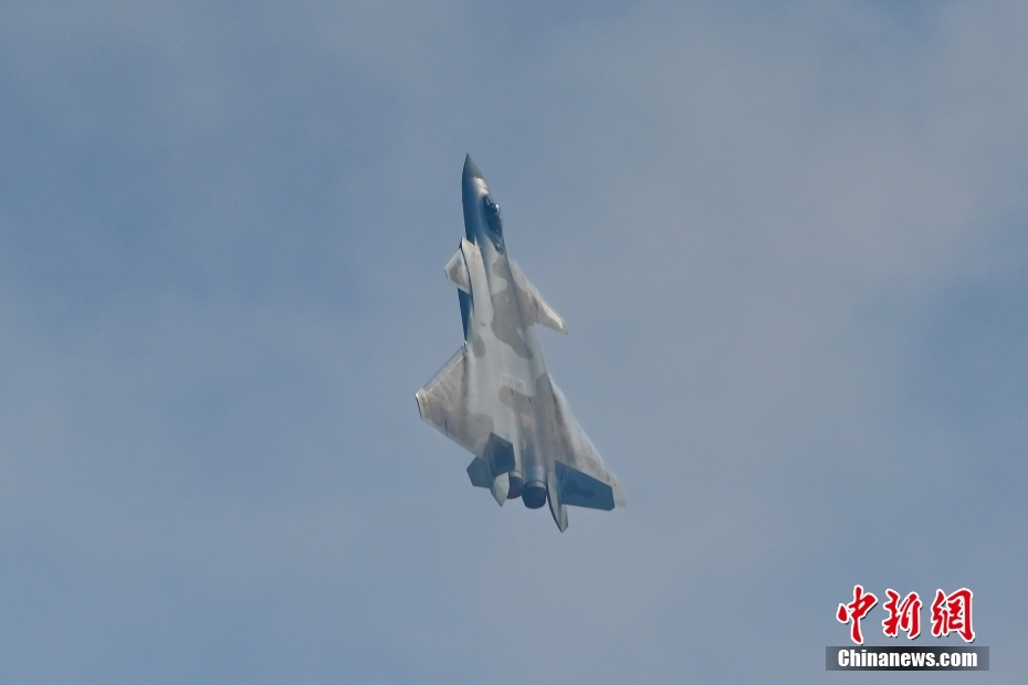 Ca?a J-20 equipado com motores chineses