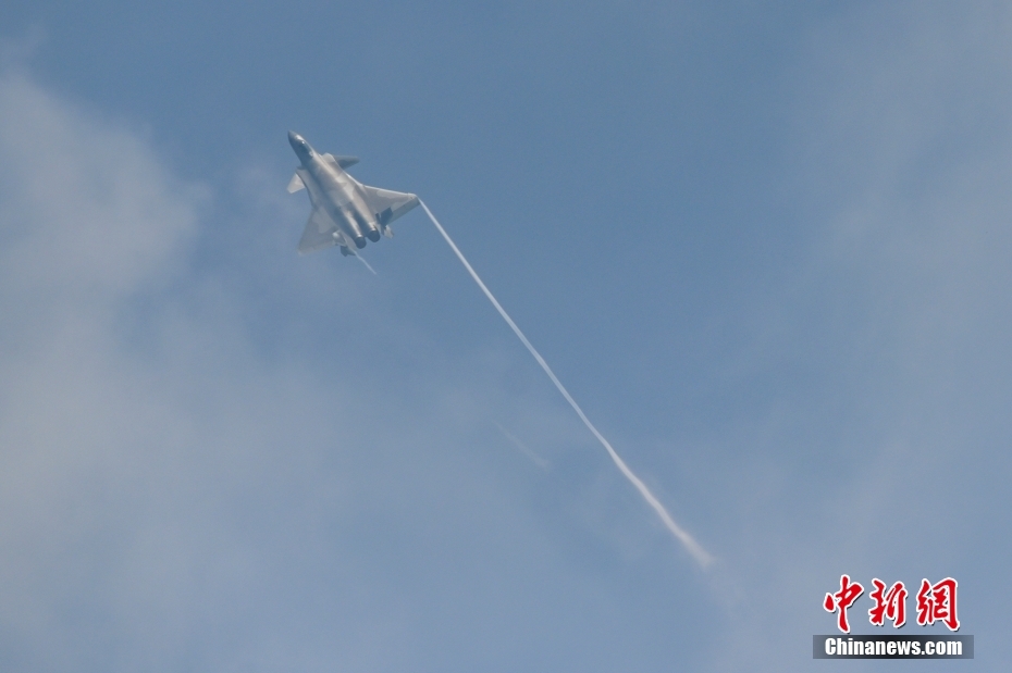Ca?a J-20 equipado com motores chineses
