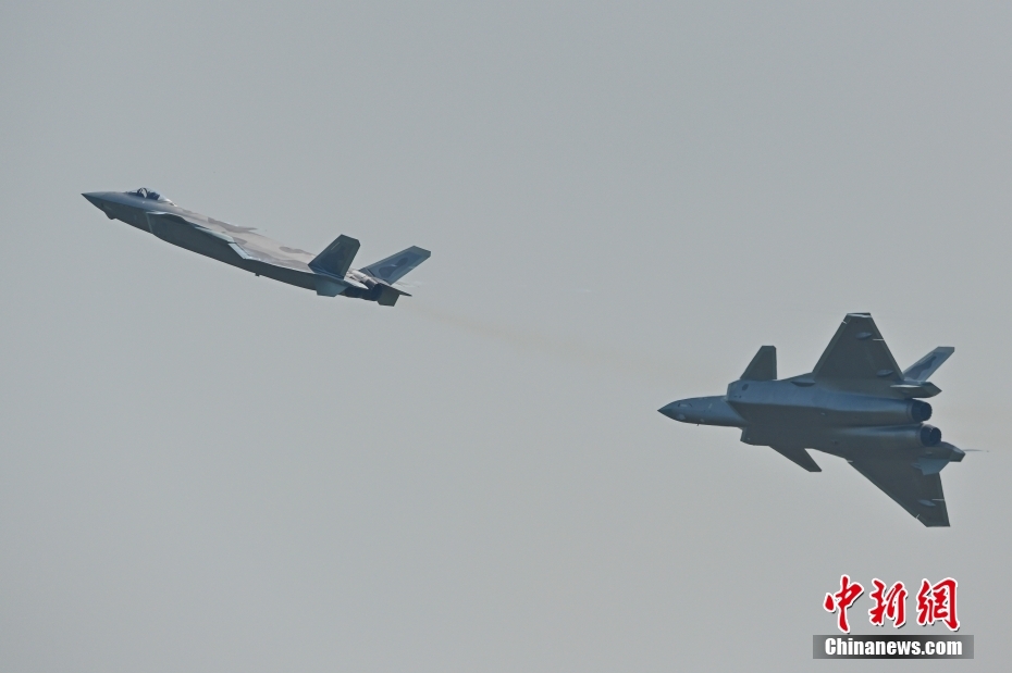 Ca?a J-20 equipado com motores chineses