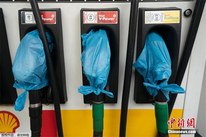Compras em panico continuam em postos de gasolina no Reino Unido devido interrup??es no fornecimento
