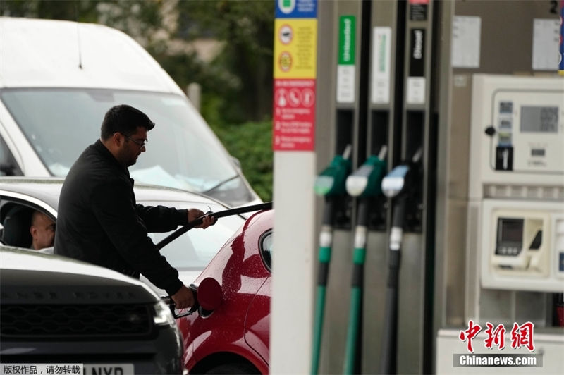 Compras em panico continuam em postos de gasolina no Reino Unido devido interrup??es no fornecimento