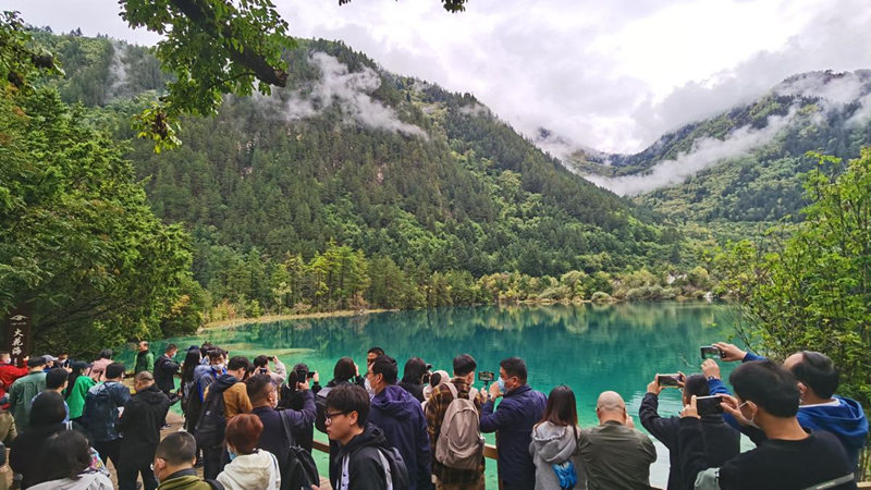 Jiuzhaigou reabre totalmente após terremoto de 2017