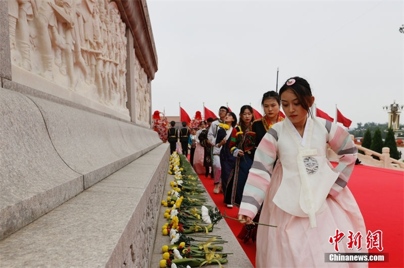 Xi presta homenagem aos heróis nacionais na Pra?a Tiananmen