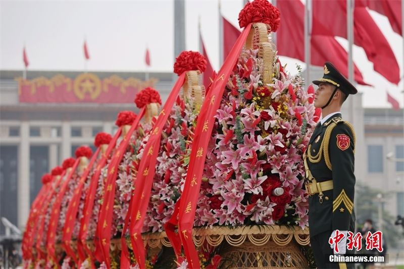 Xi presta homenagem aos heróis nacionais na Pra?a Tiananmen