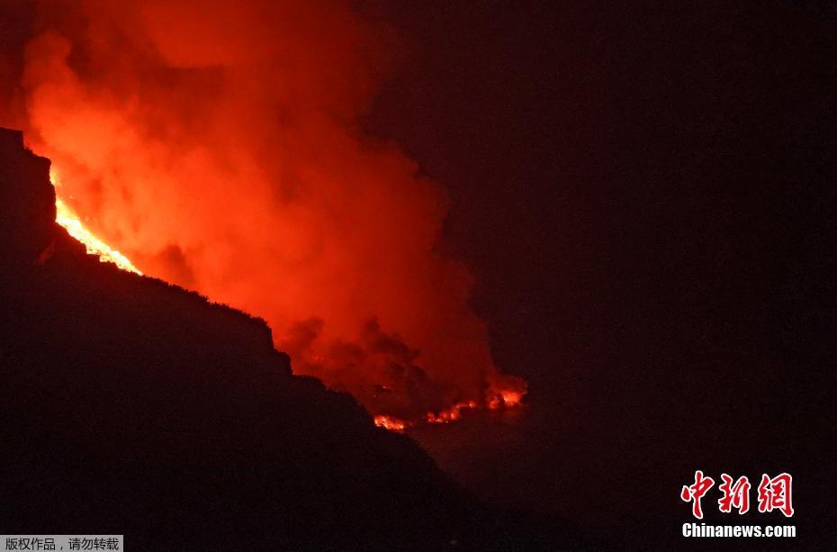 Espanha: lava do vulc?o toca Oceano Atlantico