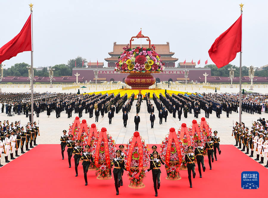 Xi presta homenagem aos heróis nacionais na Pra?a Tiananmen