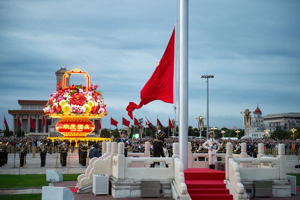 Cerim?nia de hasteamento da bandeira na Pra?a Tian'anmen no Dia Nacional