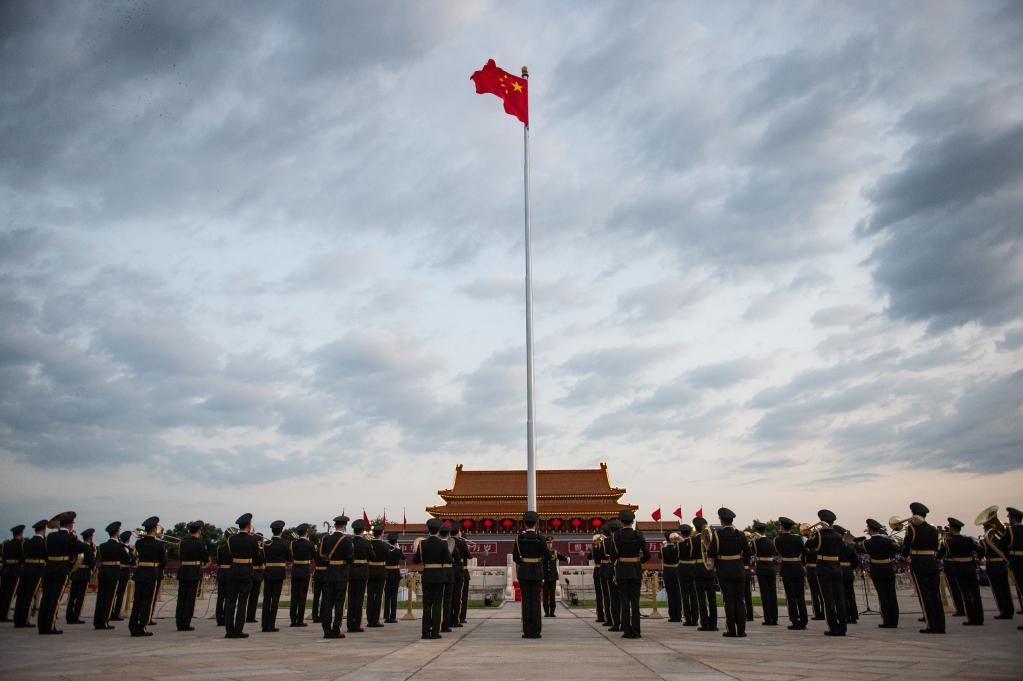 Cerim?nia de hasteamento da bandeira na Pra?a Tian'anmen no Dia Nacional