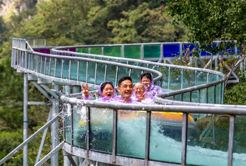 Chineses desfrutam do feriado do Dia Nacional ao redor do país