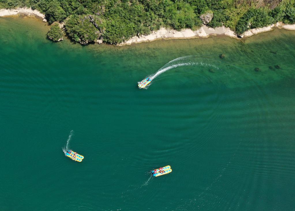 Turistas se divertem durante feriado do Dia Nacional ao redor da China