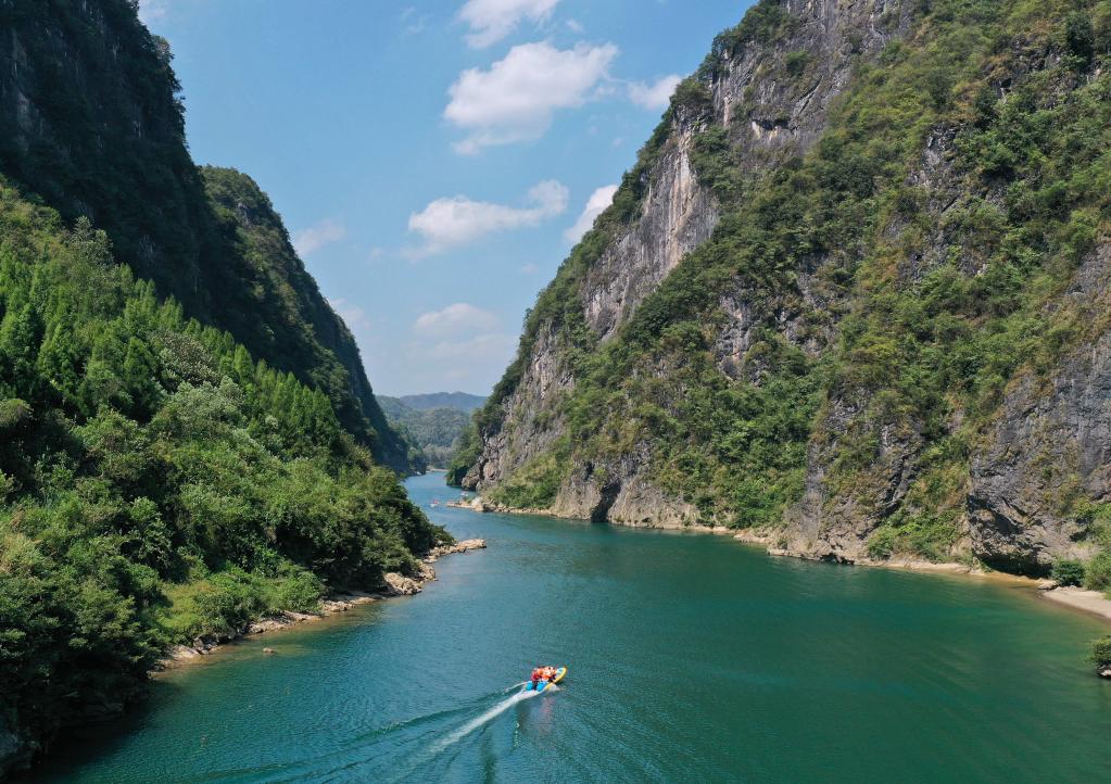Turistas se divertem durante feriado do Dia Nacional ao redor da China