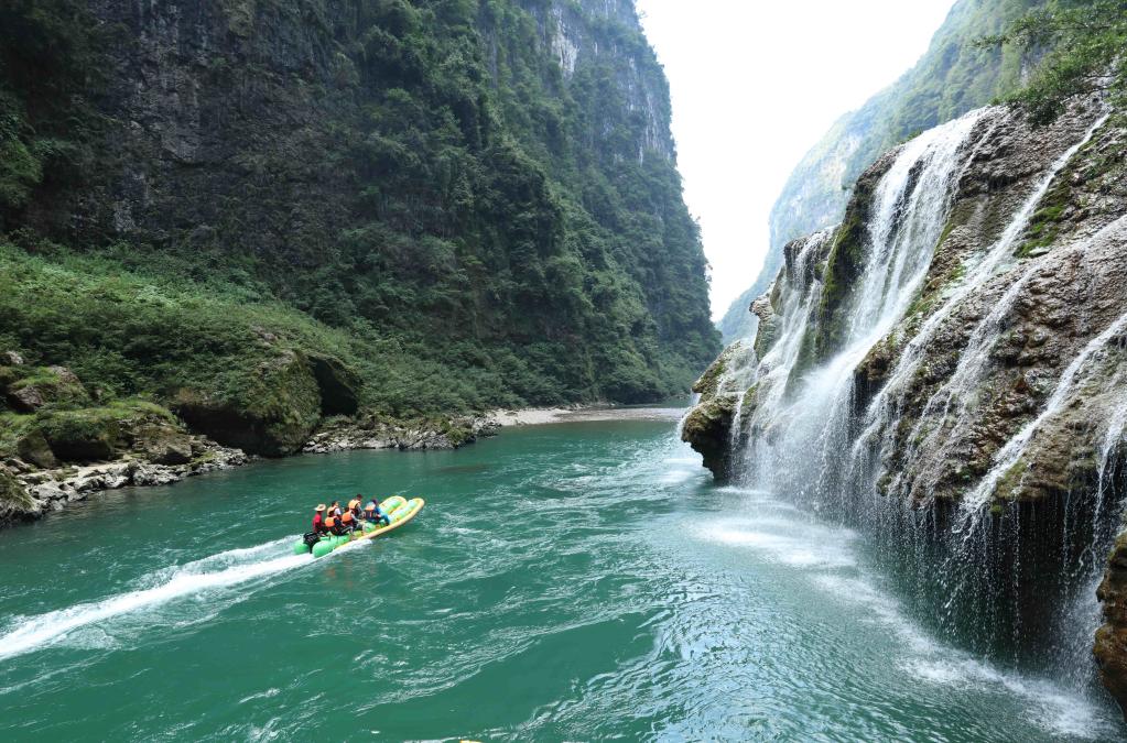 Turistas se divertem durante feriado do Dia Nacional ao redor da China