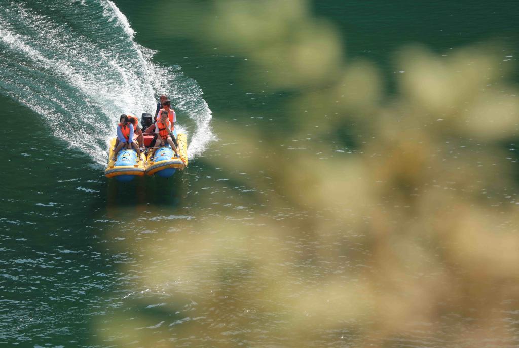 Turistas se divertem durante feriado do Dia Nacional ao redor da China