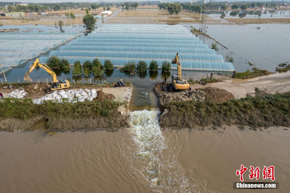 Shanxi: socorristas escavam comporta para acelerar drenagem