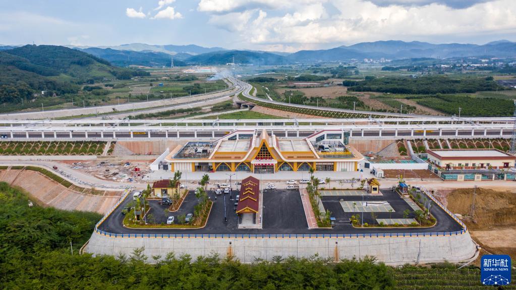 Instala??o de trilhos da ferrovia China-Laos é completamente concluída