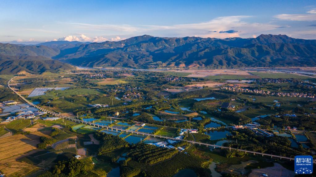 Instala??o de trilhos da ferrovia China-Laos é completamente concluída