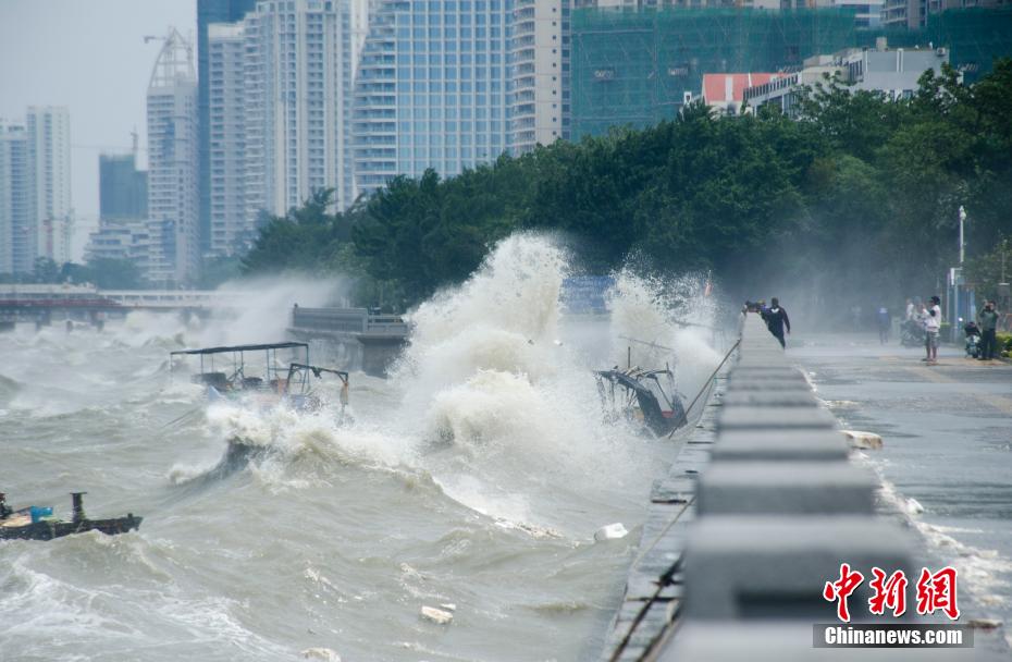 Cidades costeiras do sul da China s?o afetadas por tuf?o Kompasu