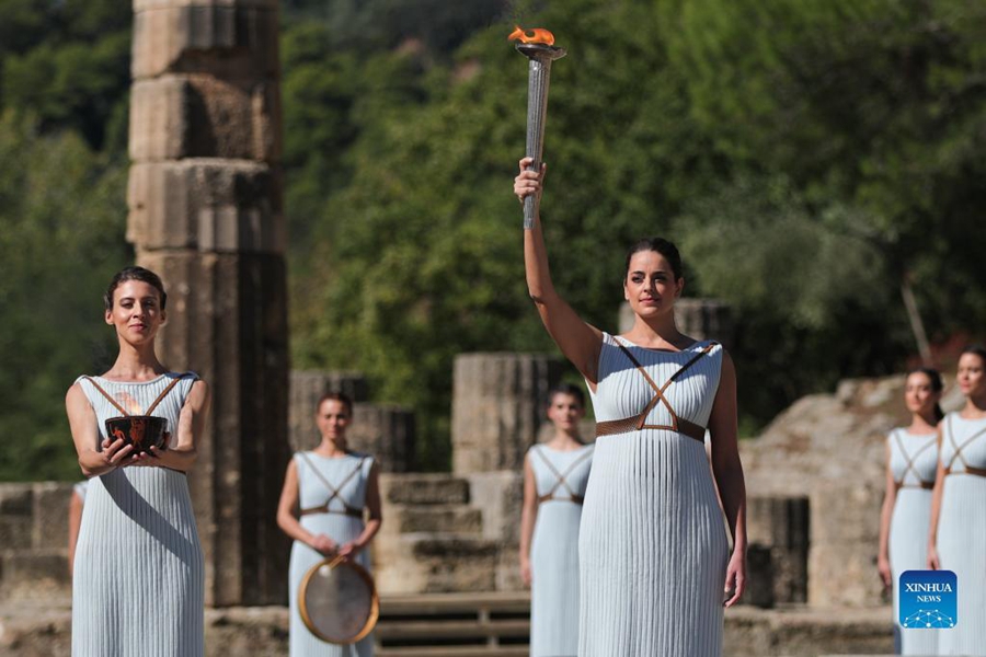 Chama olímpica dos Jogos de Inverno de Beijing 2022 acesa na Antiga Olímpia