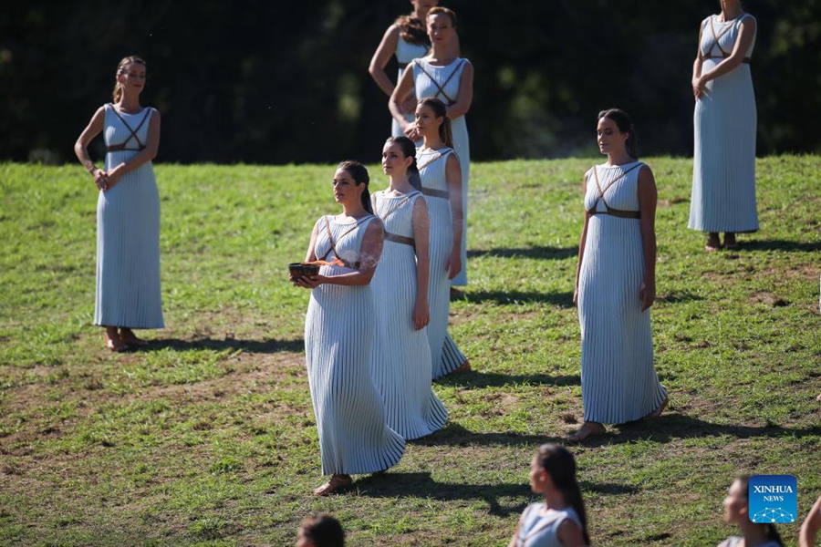 Chama olímpica dos Jogos de Inverno de Beijing 2022 acesa na Antiga Olímpia