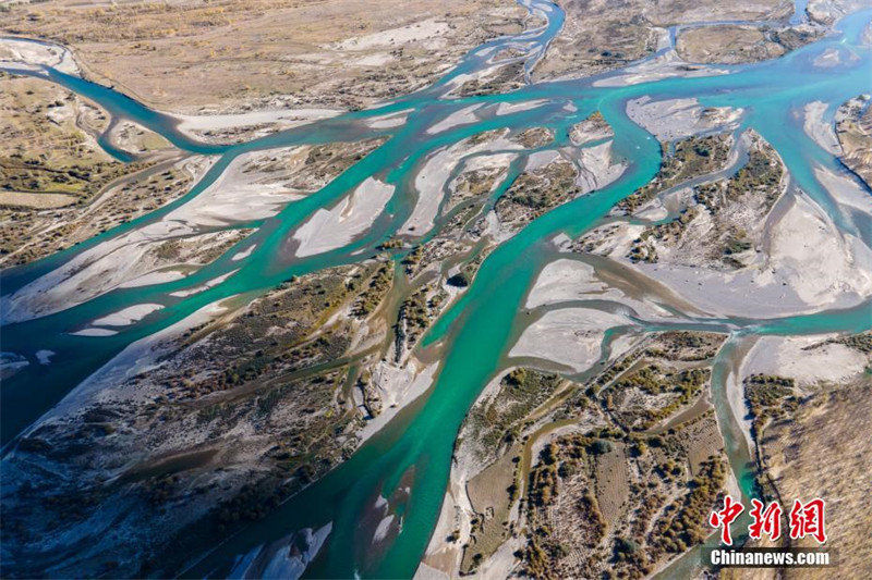 Sistema fluvial do rio Lhasa mostra paisagens magníficas no outono