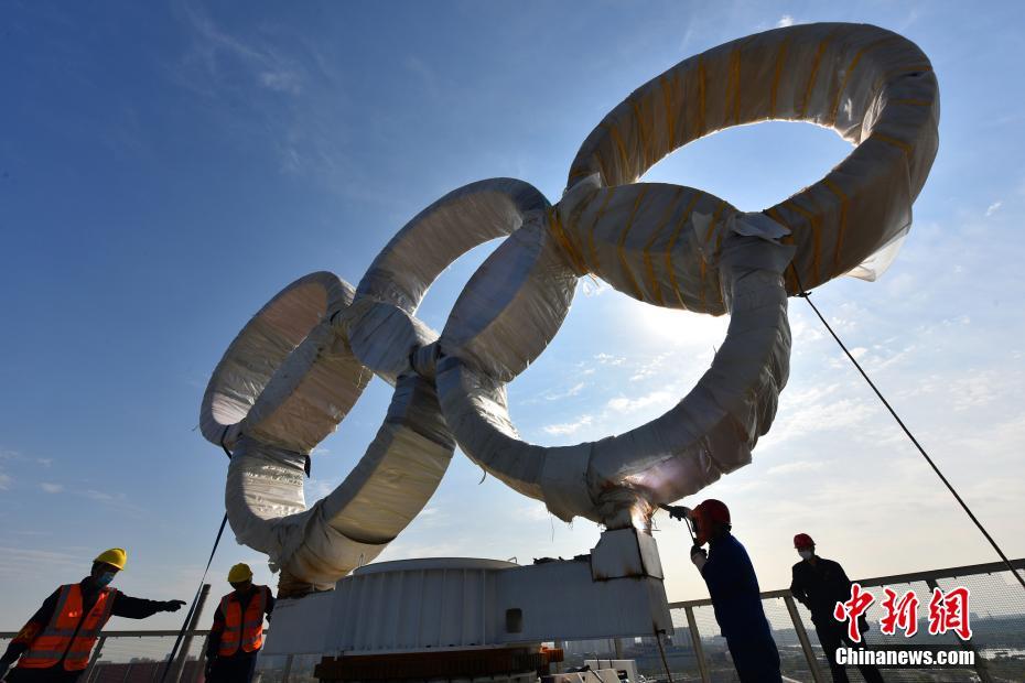 Beijing 2022: anéis olímpicos foram instalados no Parque Shougang 