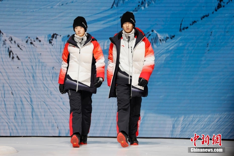 Beijing 2022 revela uniformes oficiais para funcionários, técnicos e voluntários