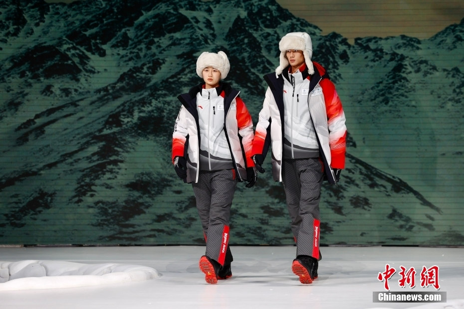 Beijing 2022 revela uniformes oficiais para funcionários, técnicos e voluntários